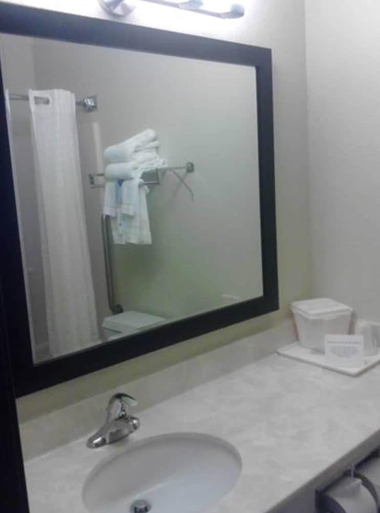 Quality Inn & Suites Des Moines Airport Екстериор снимка