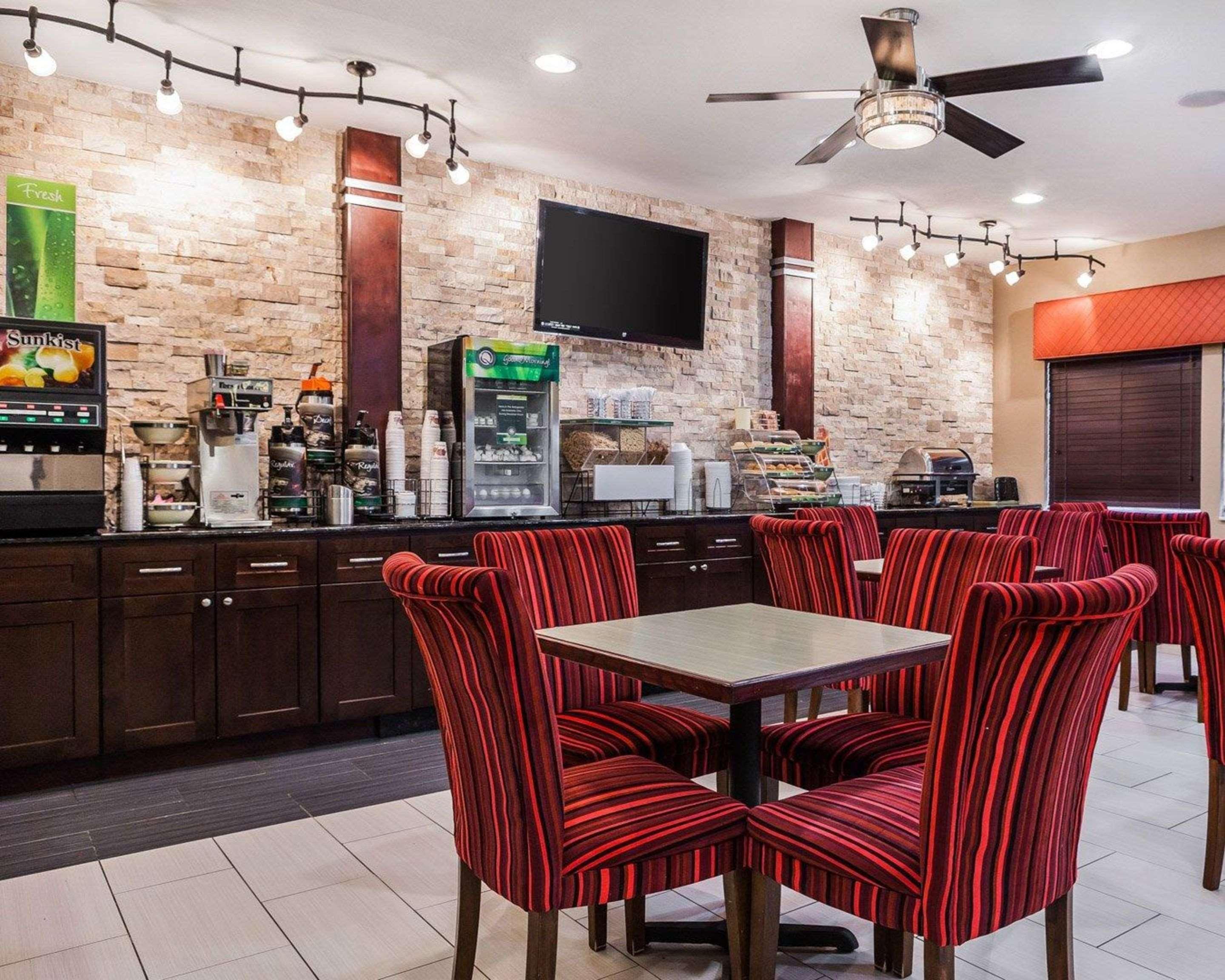 Quality Inn & Suites Des Moines Airport Екстериор снимка