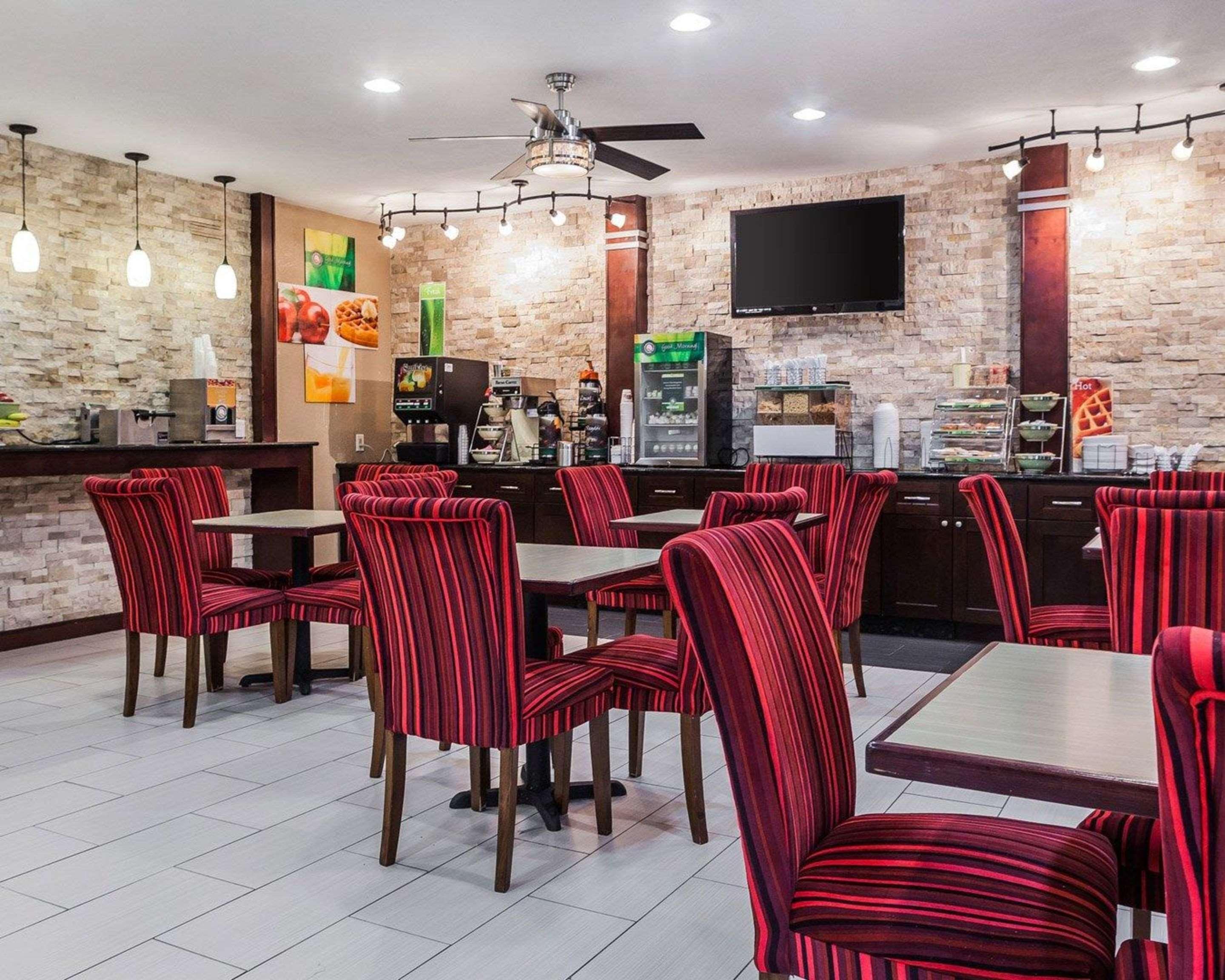 Quality Inn & Suites Des Moines Airport Екстериор снимка