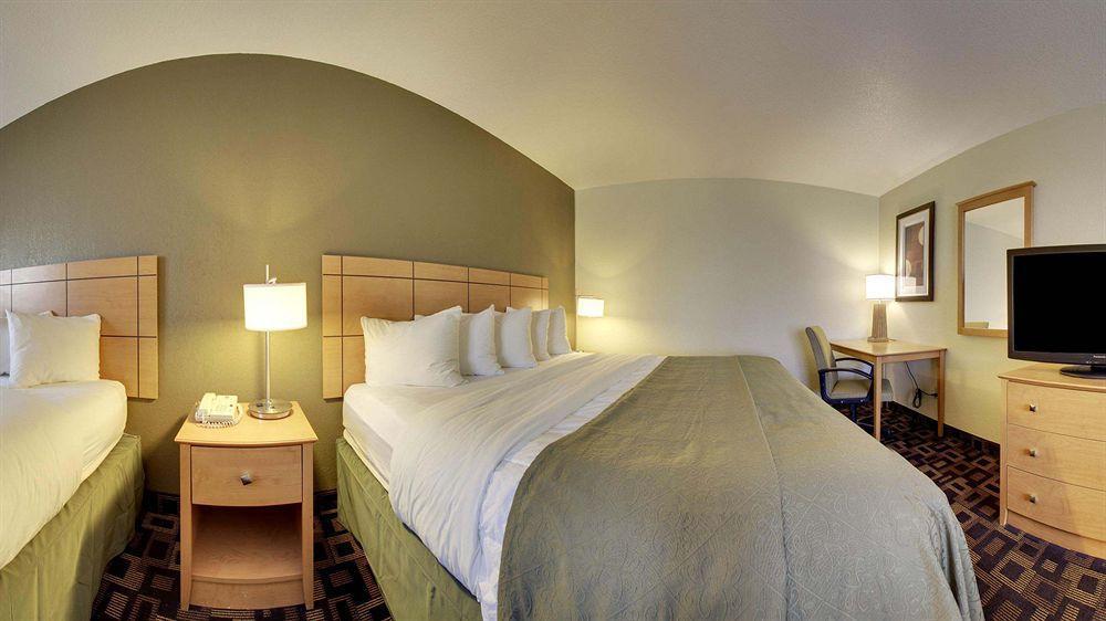 Quality Inn & Suites Des Moines Airport Екстериор снимка